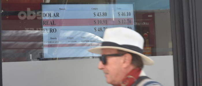 Debate en plena campaña: ¿está caro o barato el dólar?